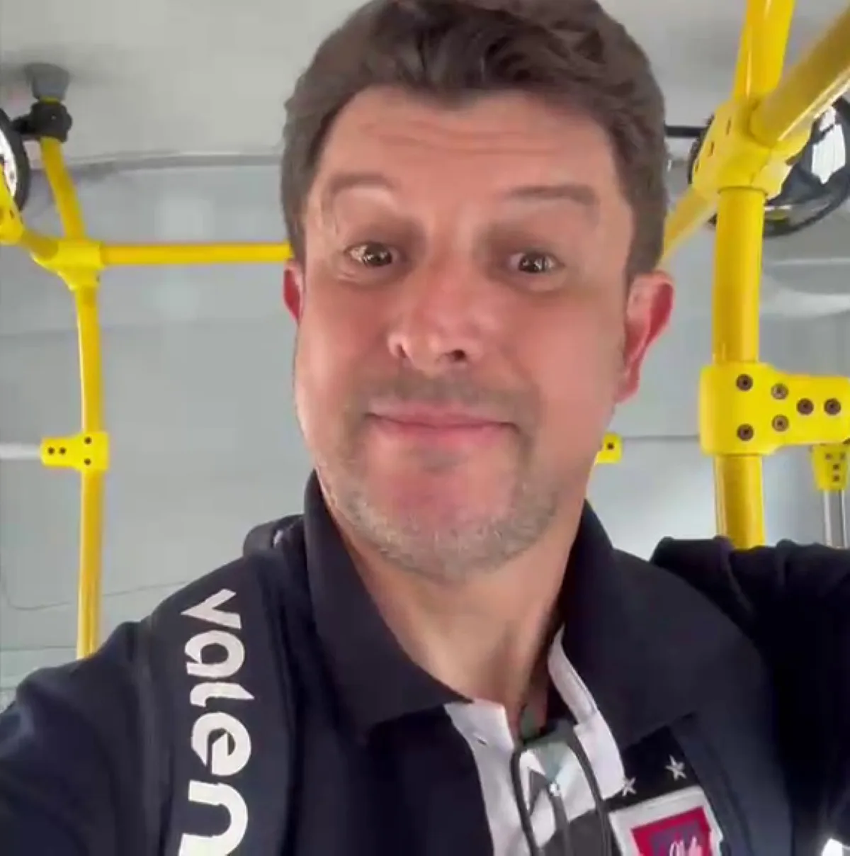 Técnico do Paraná Clube, Tcheco vai de ônibus a clássico contra o Athletico; veja o vídeo
