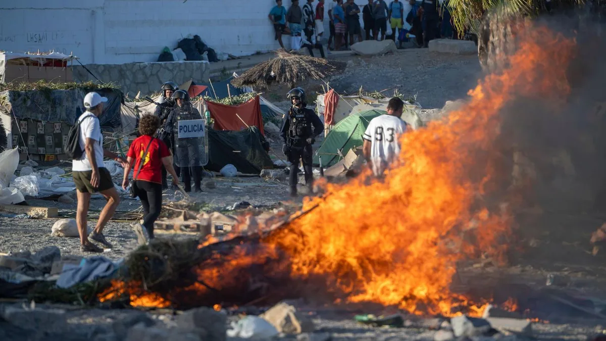 Krawalle gegen Geflüchtete: Lage in Ceuta eskaliert – Randalierer legen Feuer in Migrantenlager