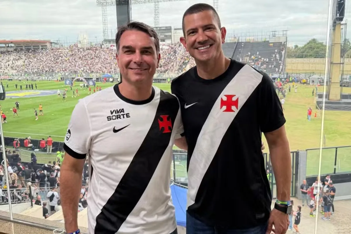 Pé frio? Flávio Bolsonaro é vaiado na derrota do Vasco por 3 a 0
