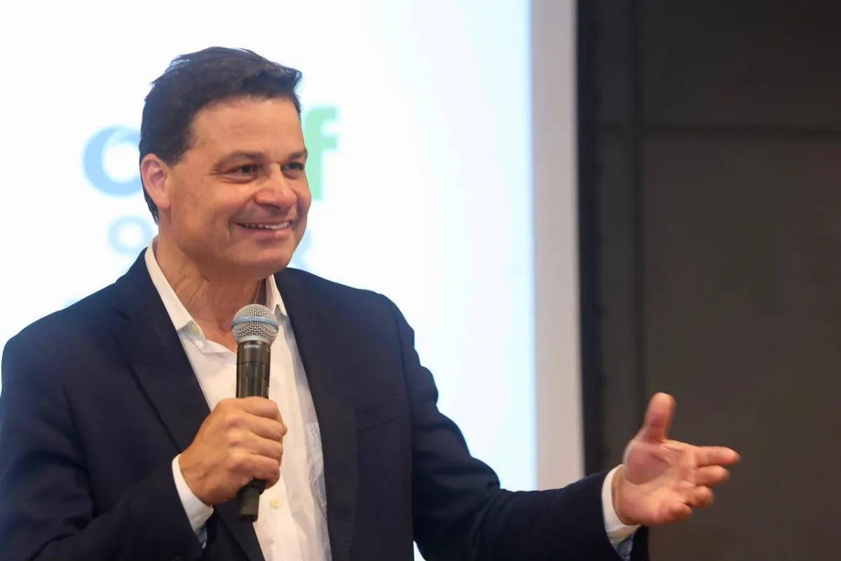 Candidato ao Governo do Paraná pelo PSD, Sandro Alex participa de sabatina Folha/UOL nesta segunda