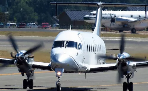 Avión choca contra un auto en aterrizaje de emergencia en Canadá; reportan un muerto