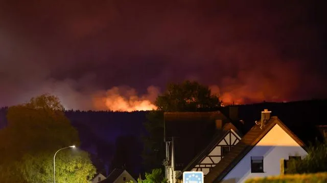 Großbrand in Naturschutzgebiet: Waldbrand im Hohen Venn: Evakuierung bleibt bestehen