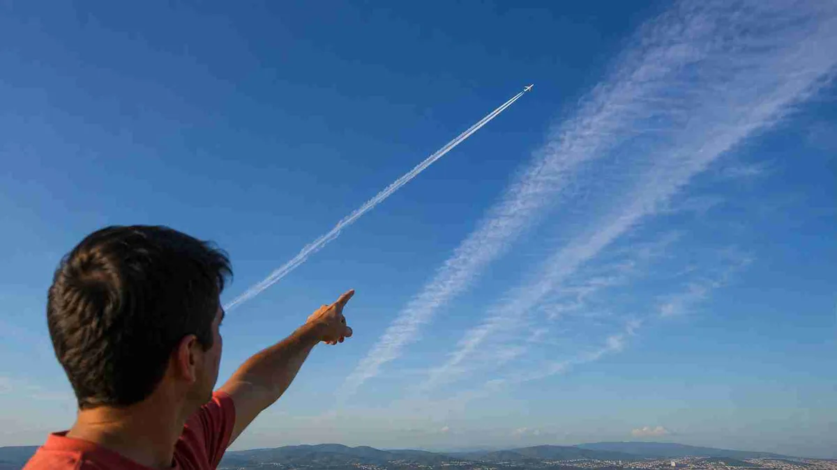 Por que os aviões deixam aquelas linhas brancas no céu e em alguns dias elas desaparecem rapidamente enquanto em outros parecem durar horas?