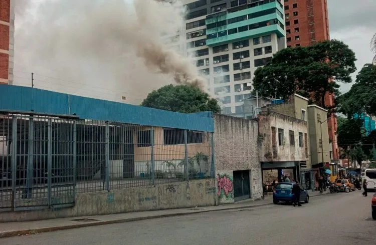 Incendio en un restaurante levantó una gran columna de humo en la avenida Libertador en Caracas