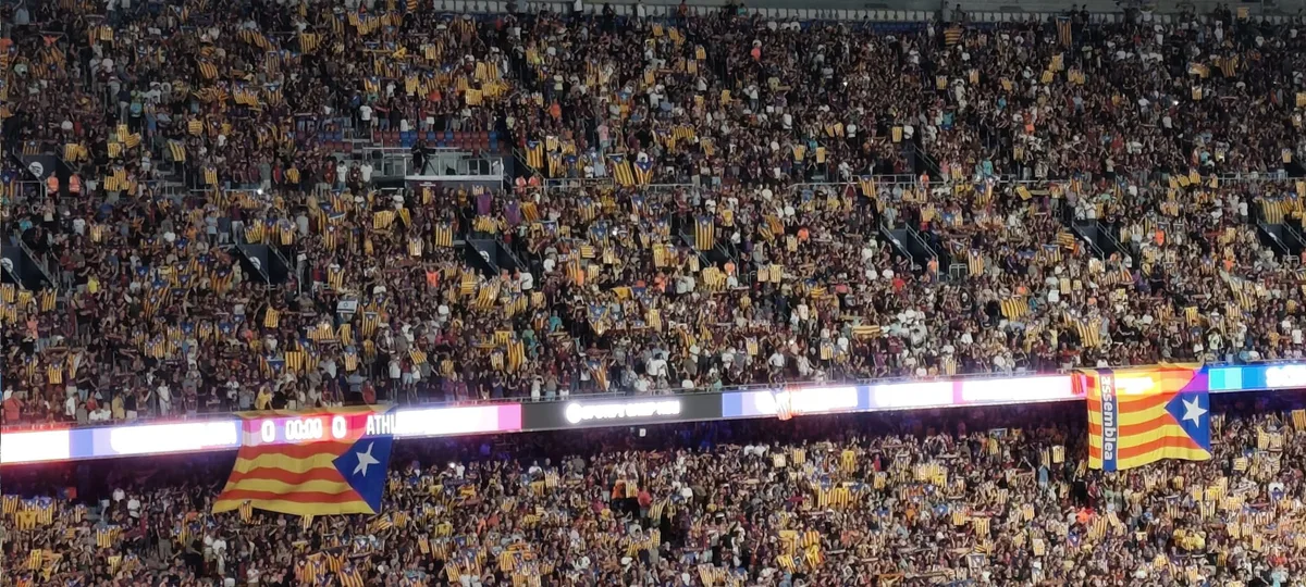 Las banderas independentistas toman el Camp Nou tras el llamamiento de Joan Laporta