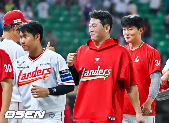 [사진]1홈런 포함 2안타 3타점 4득점 전의산의 미소