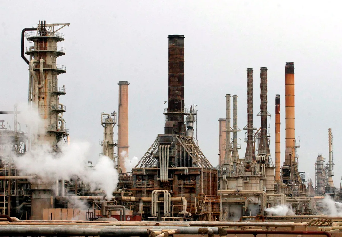 El petróleo cayó por tercera jornada consecutiva por la expectativa de una reanudación parcial del principal oleoducto saudí