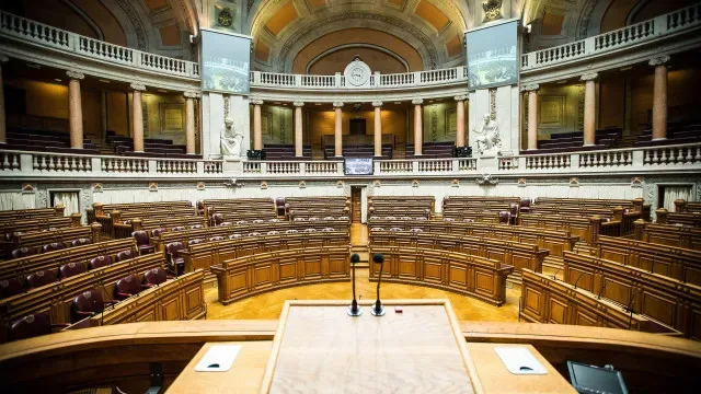 Parlamento aprova novas regras para publicação de decisões das autarquias