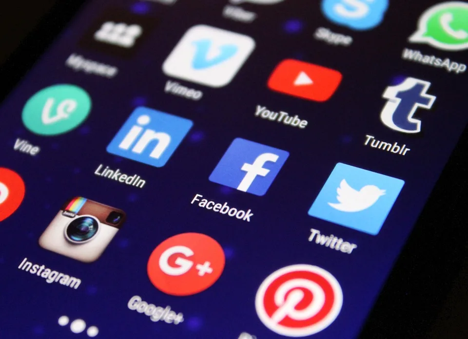 Três medidas e um freio de arrumação nas redes sociais