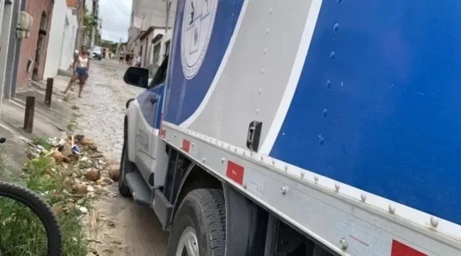 Homem é morto a tiros dentro de carro em frente a posto de saúde em Salvador