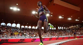 Queniana Agnes Jebet Ngetich bate recorde do mundo da meia-maratona em Copenhaga