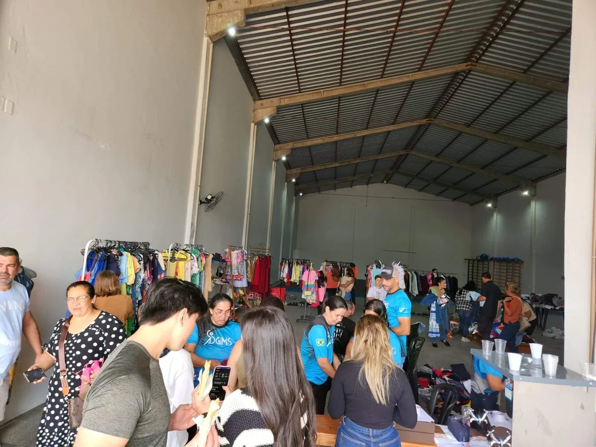 Famílias buscam recursos em bazar para levar ginastas a torneio nacional
