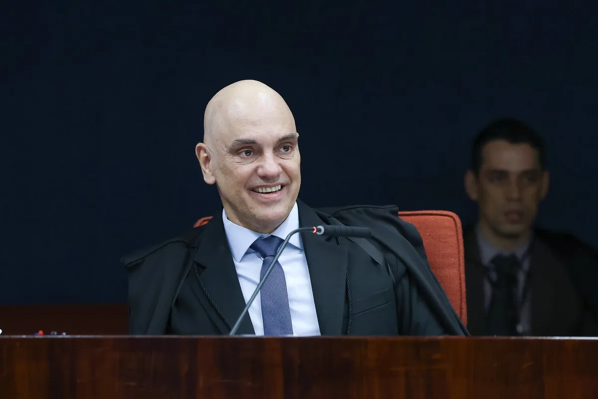 Moraes libera Flávio Bolsonaro para voltar a visitar o pai após suspensão de 90 dias