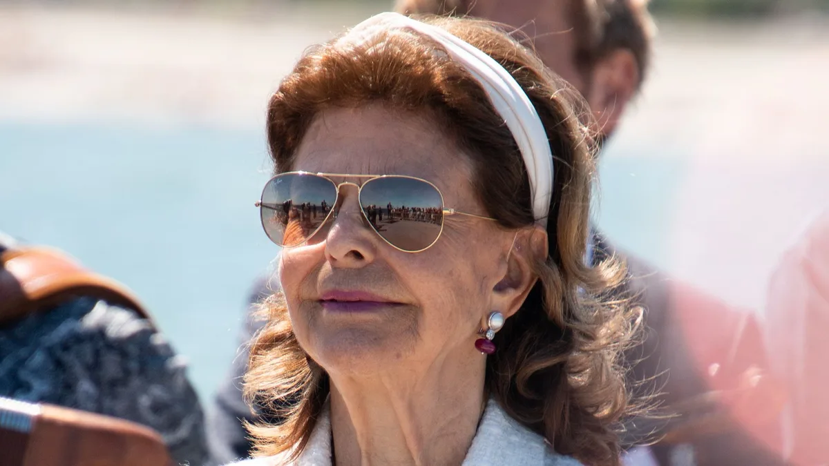La sorprendente imagen de Silvia de Suecia a los 82 años subida a un avión apagafuegos