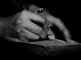 Ils écrivent des centaines de livres et ne les signent jamais : on a rencontré de mystérieux « écrivains fantômes »