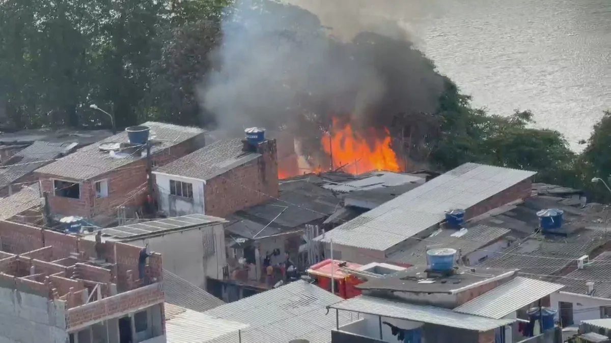 Incêndio destrói quatro casas em comunidade; homem é denunciado por tentar matar pai e madrasta queimados