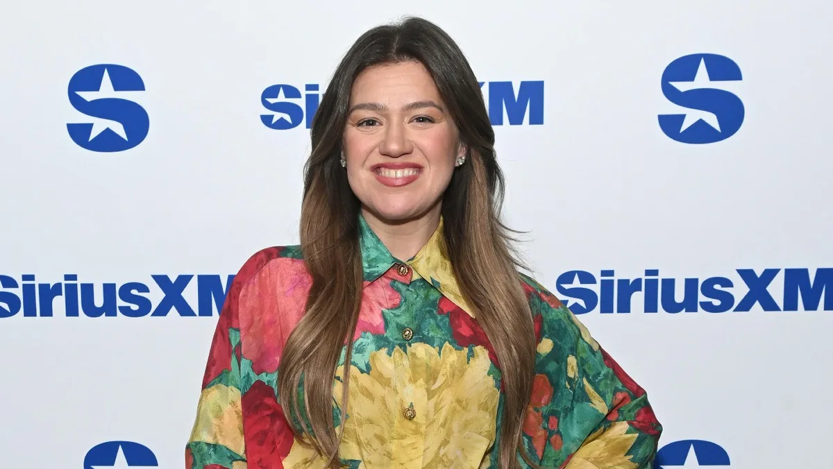 Kelly Clarkson Performs “Golden” From ‘Kpop Demon Hunters’ for Final Talk Show