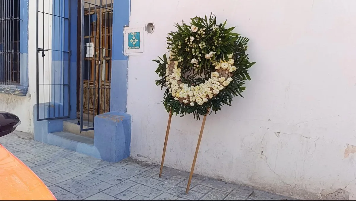Juegan broma y mueven corona del monumento a Miguel Hidalgo en Parras de la Fuente