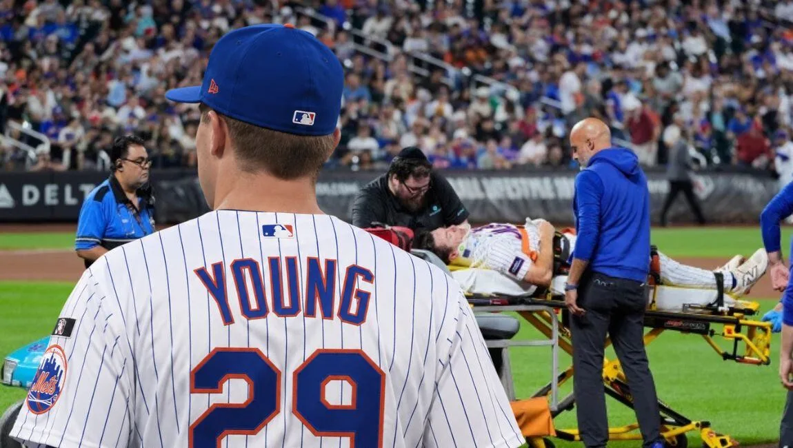 Jared Young, de los Mets, sale en camilla tras golpe en la cabeza: ‘Tiene síntomas de conmoción cerebral’