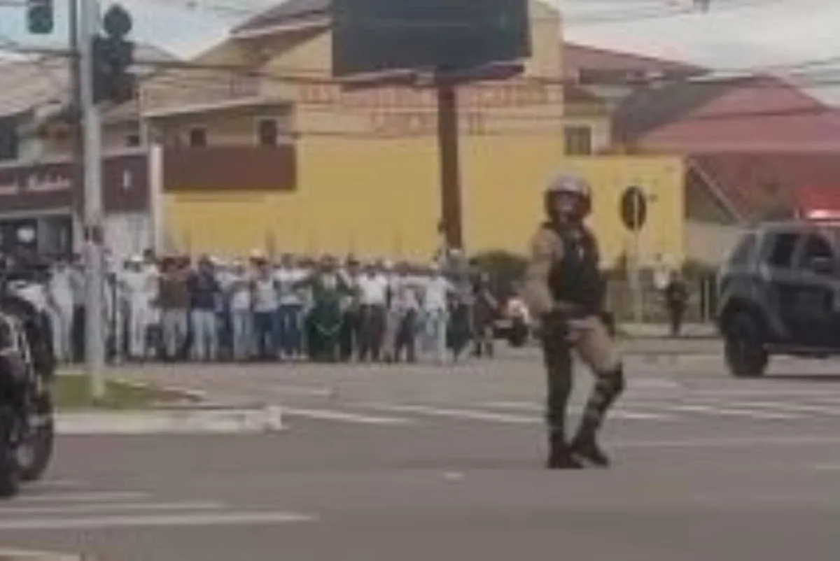Mais de 100 torcedores do Athletico e do Palmeiras se envolvem em briga em Curitiba