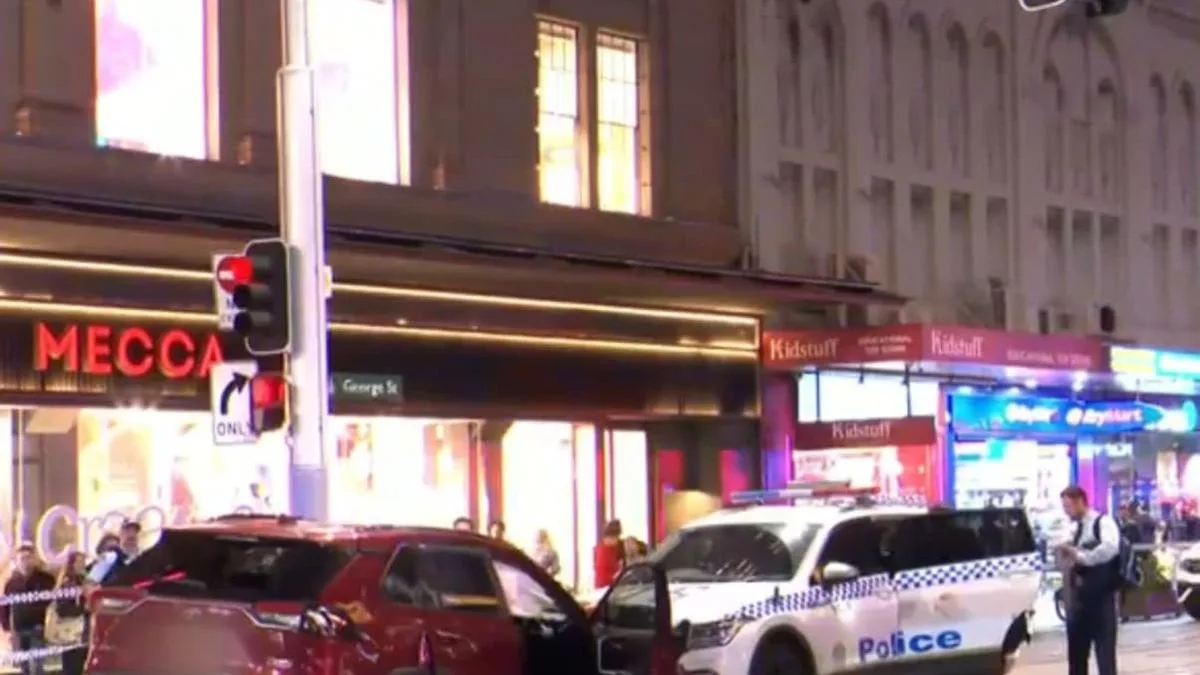 Wild scenes after stolen car in Sydney CBD sparks dramatic crash