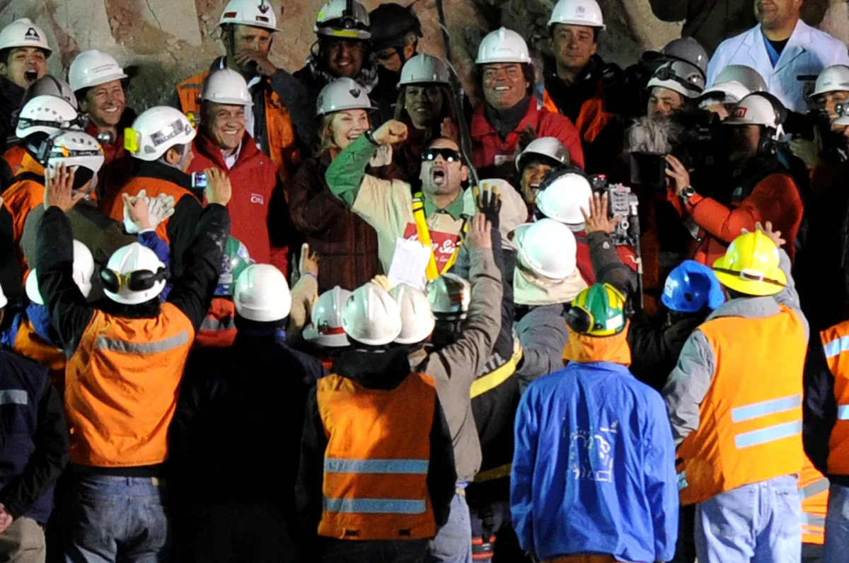 “¡Están vivos todos los huevones!”: a 16 años del increíble rescate de los 33 mineros chilenos atrapados 69 días en la Mina San José