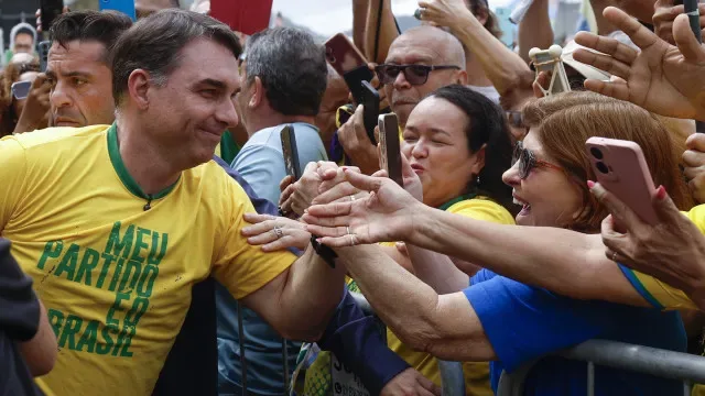 Bolsonaro abre campanha no Brasil com ataques a Lula e citações do pai