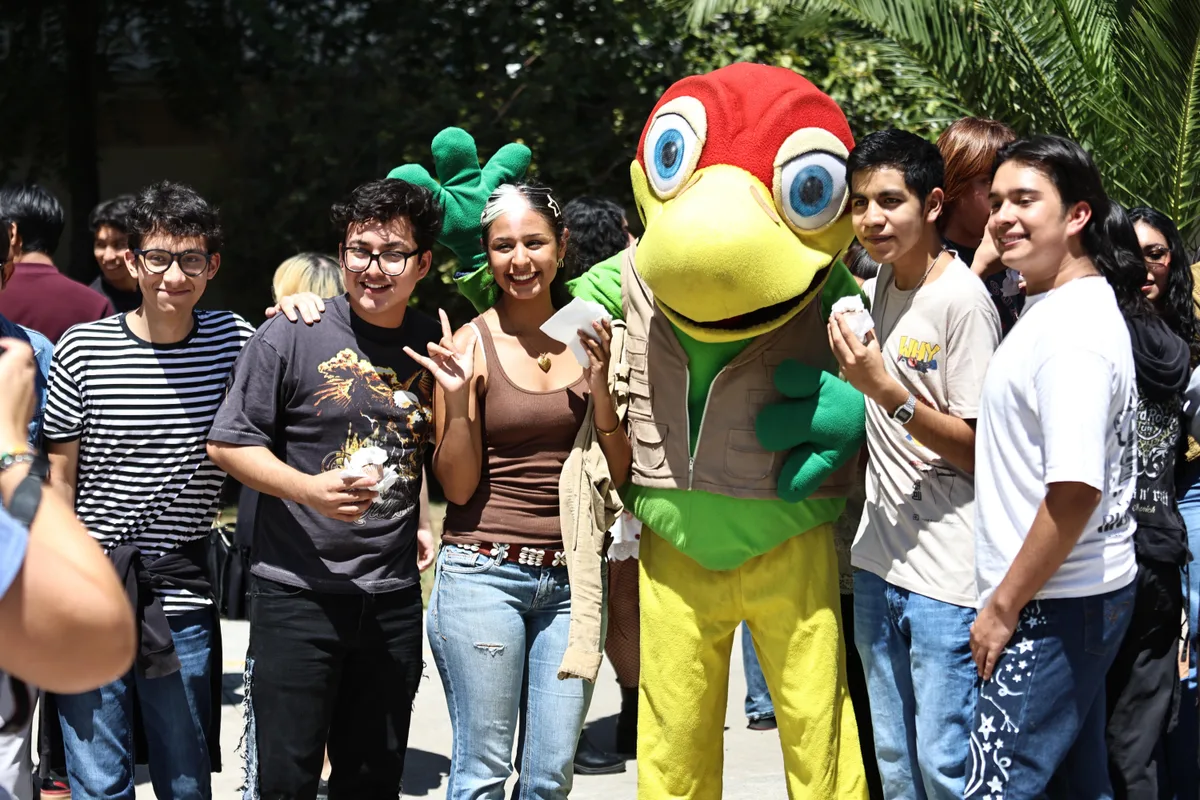 Comunicación de la UAdeC y sus ‘Pericos’ celebran 46 años con la IA como uno reto para la enseñanza