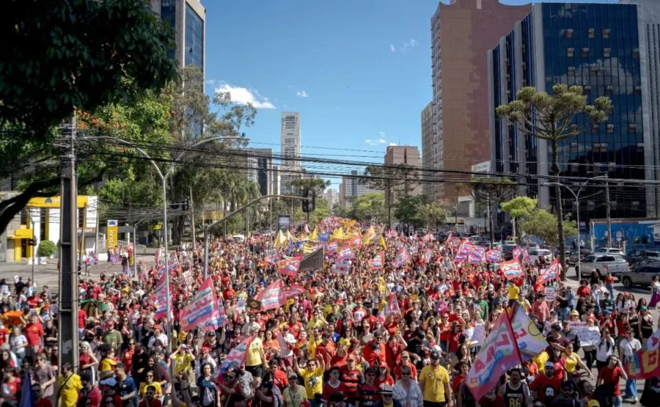 Ato pró-Lula reúne apoiadores em caminhada no Centro de Curitiba