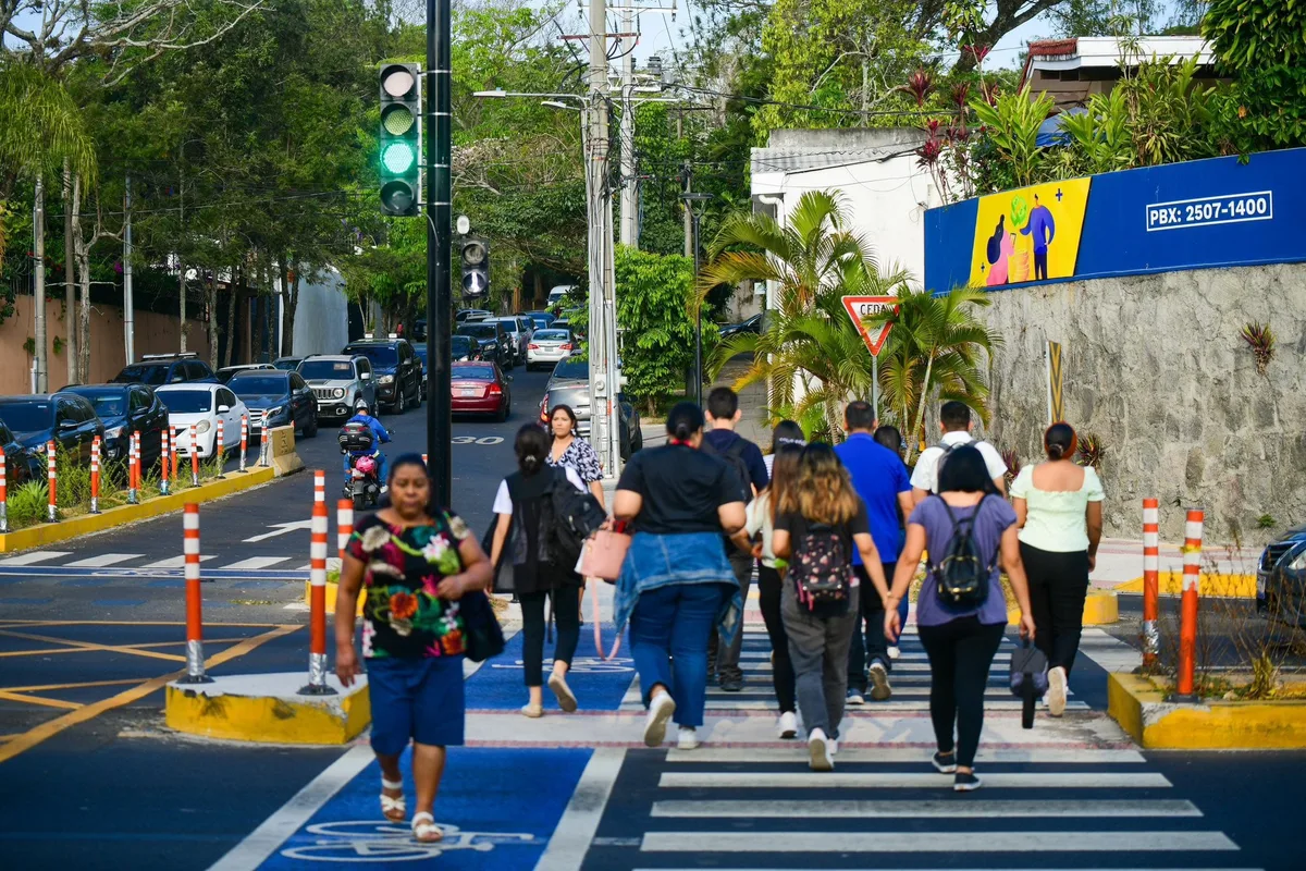 Siete de cada diez peatones cruzan las calles de forma imprudente en San Salvador, generando el 35% de las muertes viales