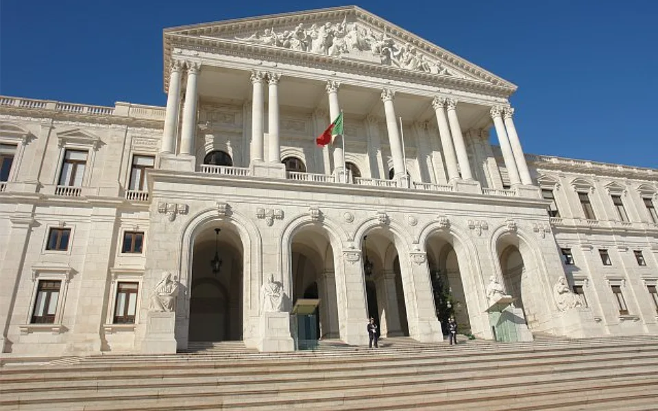 Parlamento aprova na generalidade propostas para reformar justiça administrativa