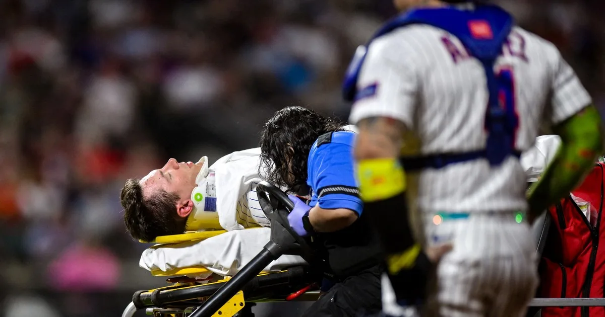 Brutal colisión en la MLB: el momento en que Jared Young, de los Mets, recibe un rodillazo en la cabeza de su propio compañero y sale en camilla ante los Phillies