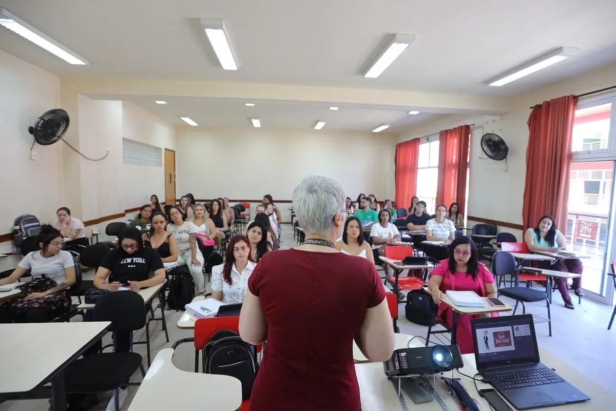 Ensino superior faz renda subir até 110%; veja 20 cursos com mais formados atuando na própria área