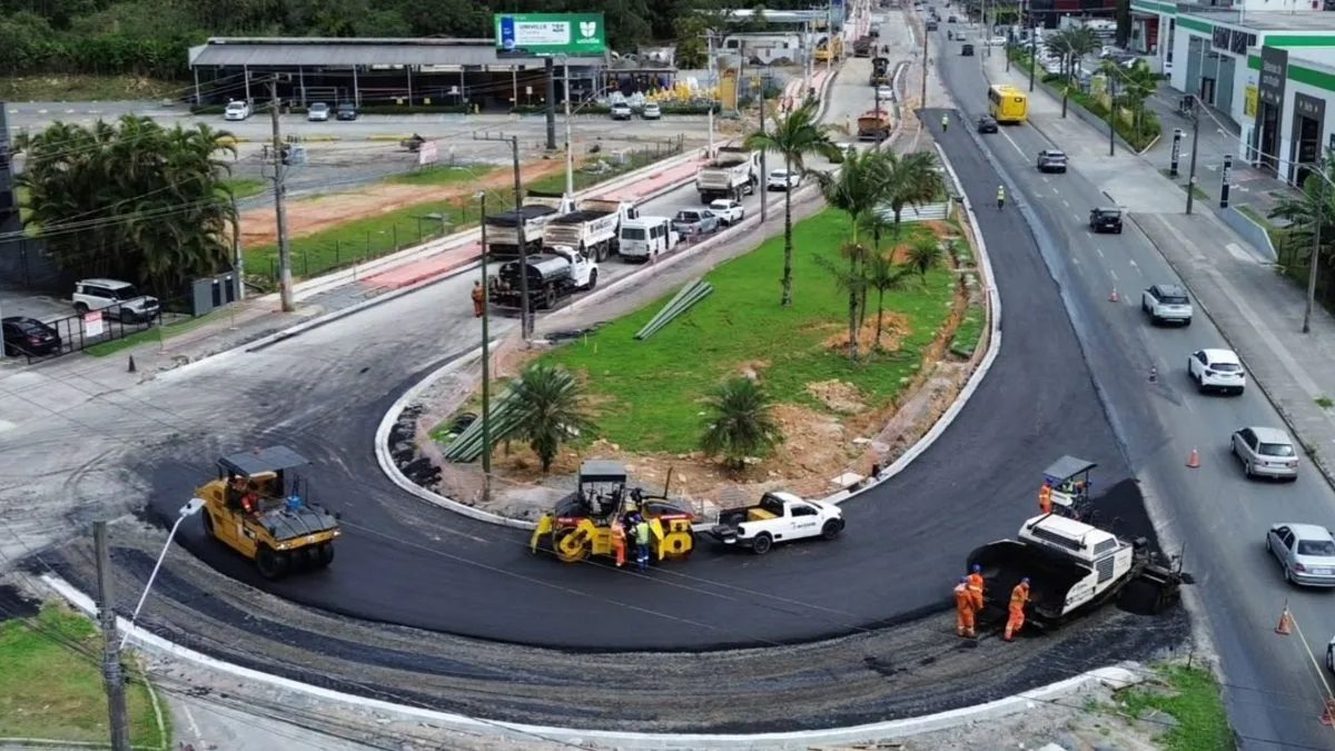 Aplicação de 225 toneladas de asfalto marca avanço de megaduplicação de R$ 24 milhões em avenida movimentada de Joinville