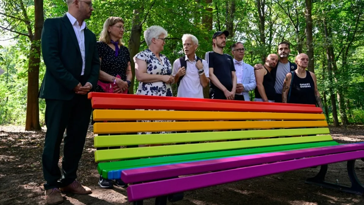 Gedenkort nach CSD-Anschlag: Regenbogenbank in Berliner Tiergarten zerstört