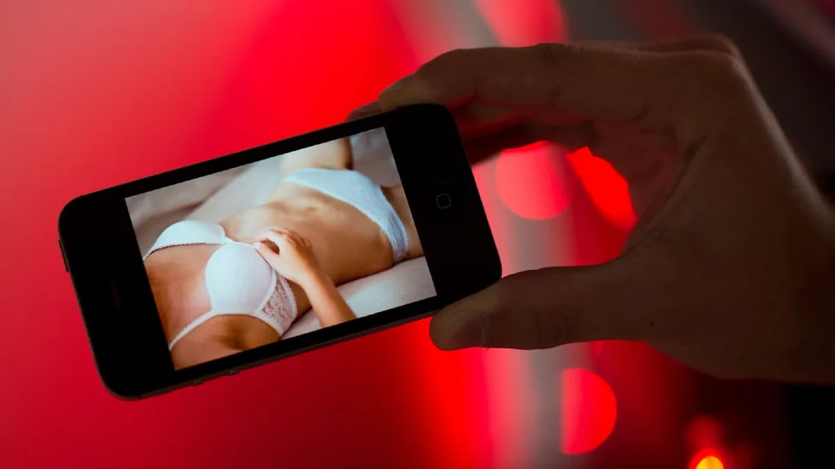 Nackt im Nebenjob - Darf mein Chef mir eigentlich OnlyFans verbieten?