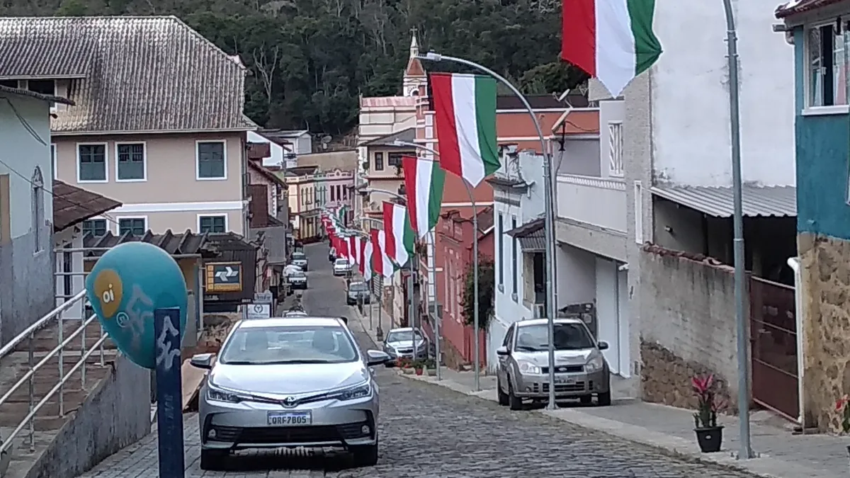 A primeira cidade fundada por italianos no Brasil, onde beija-flores e vinhedos dividem as montanhas da serra