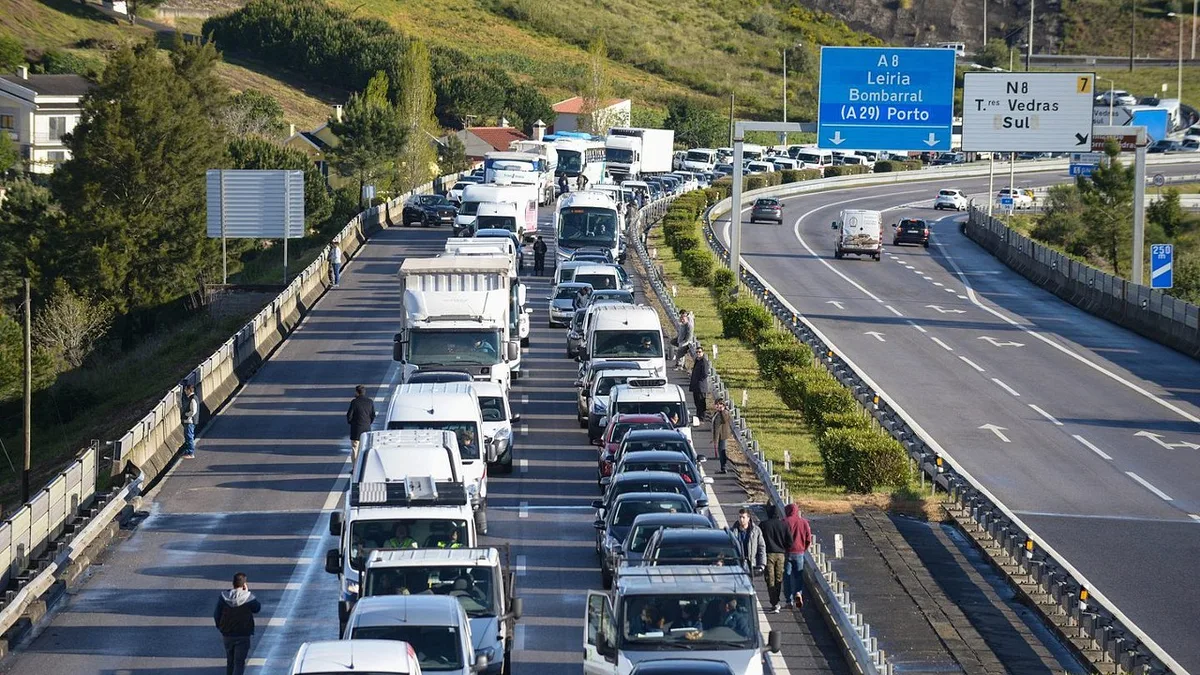 Dez feridos em colisão entre autocarro e camião na A8
