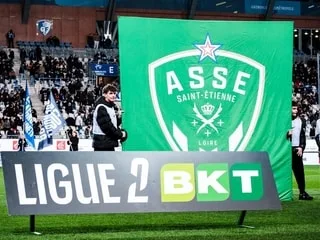 Ligue 2. Inquiétude à Saint-Étienne, João Ferreira pris en charge par les secours et sorti sur civière face à Clermont