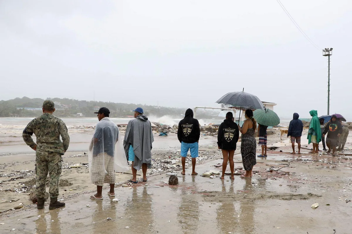 ‘Isaías’ se intensifica a categoría 2 en Golfo de México; ‘Simón’ se convertirá en un poderoso huracán categoría 4