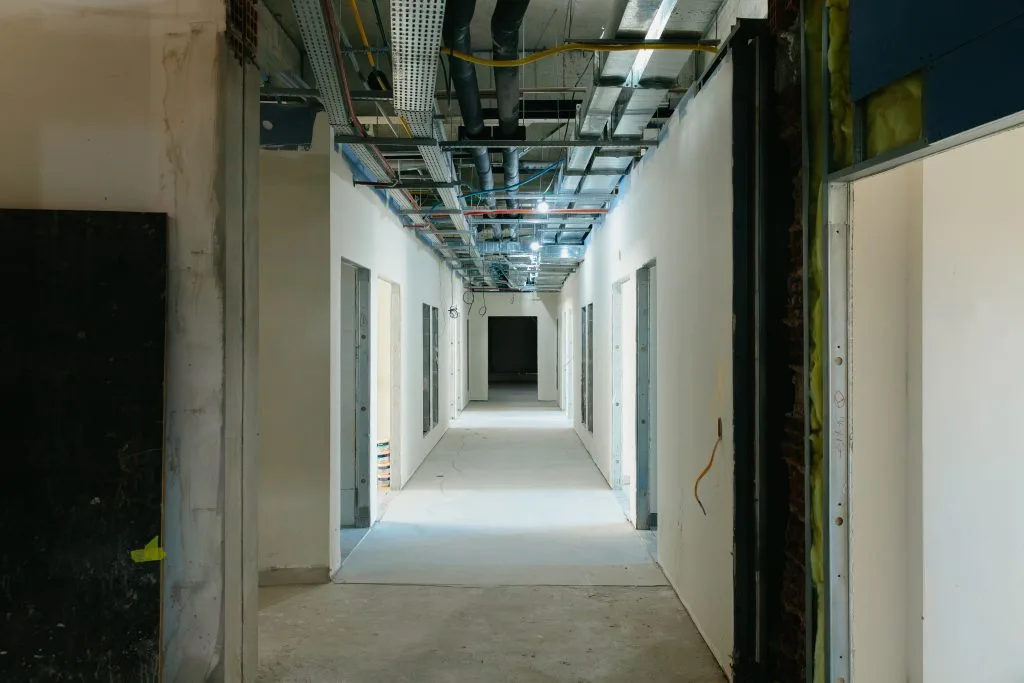 Novo hospital na Grande Curitiba vai atender 11,4 mil pessoas por mês e já está 50% concluído