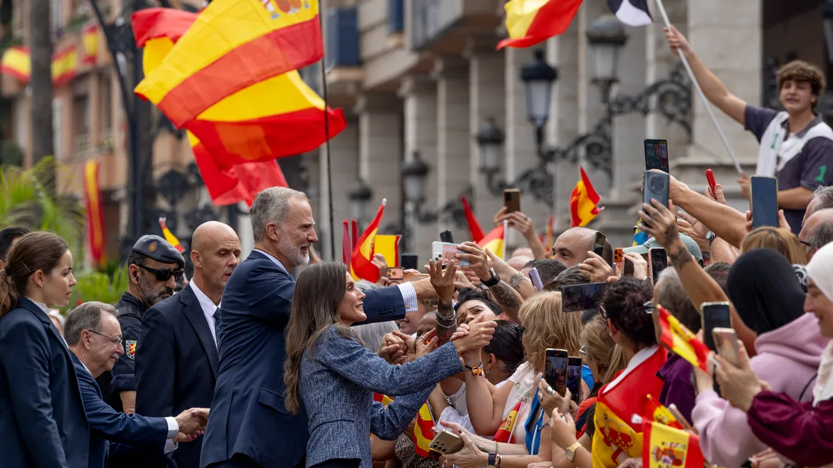 Miles de personas reciben con entusiasmo a los Reyes en Ceuta: “Hoy toda España es caballa”
