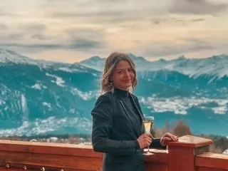 « 234 jours de combat » : grièvement brûlée dans l’incendie de Crans-Montana, Mélanie peut enfin rentrer chez elle