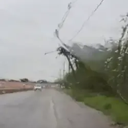Poste fica pendurado por fios e morador teme queda em efeito dominó