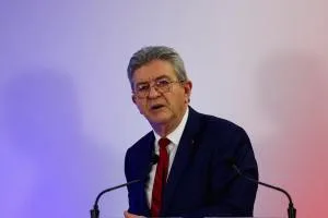 Líder da extrema esquerda deve chegar ao 2º turno da eleição presidencial na França