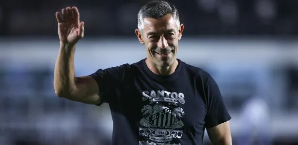 Fifa aplica três transfer bans ao Santos por calote em comissão de Caixinha