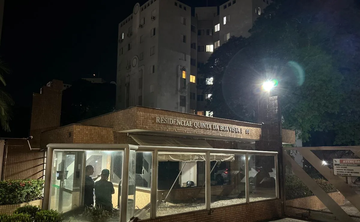 Horas de tensão em apartamento! Homem fez selfie com idosos reféns e pediu orações e presença de padre