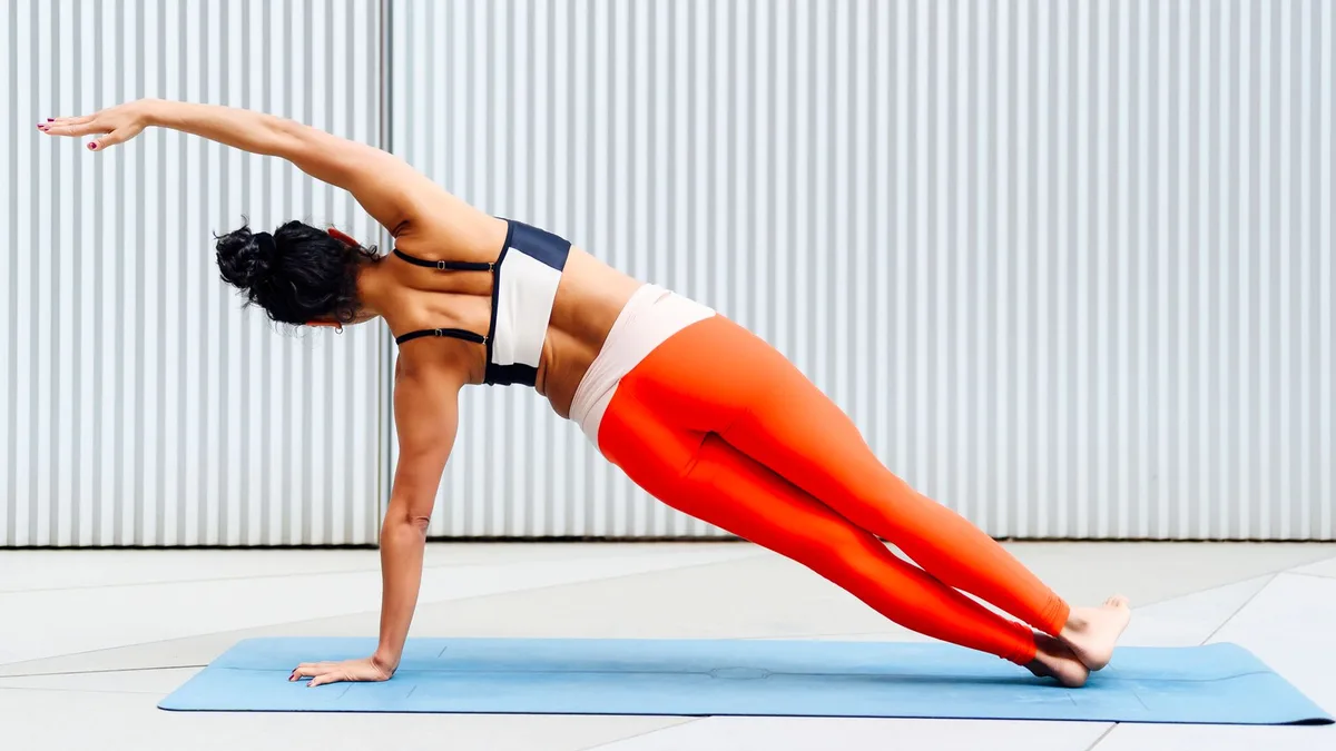 Plancha lateral con rotación de brazo y abducción de pierna, el ejercicio que fortalece abdomen, glúteos y hombros al mismo tiempo