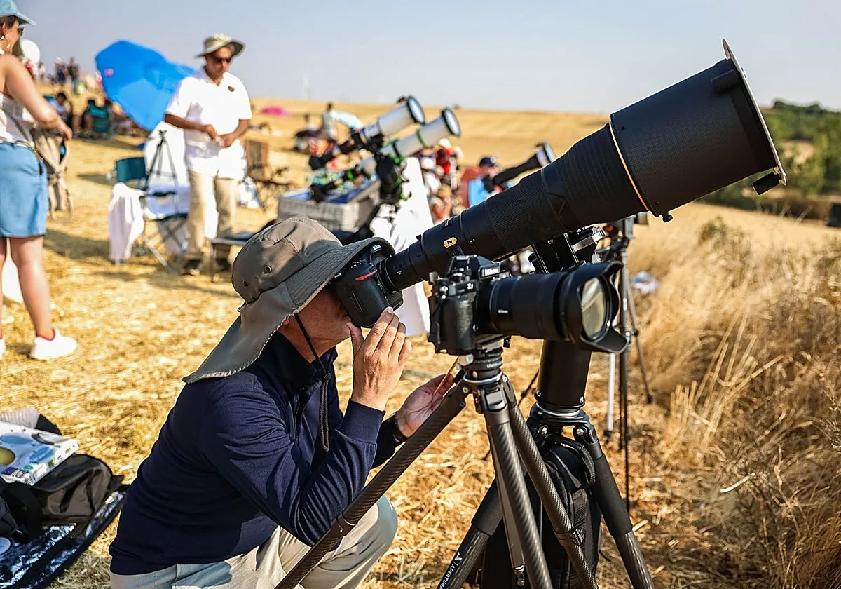 Los apasionados a los eclipses puntúan con «un once de diez» a la observación desde Paredes de Nava