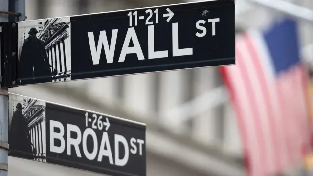 Wall Street fecha em baixa com sinais de abrandamento da economia dos EUA